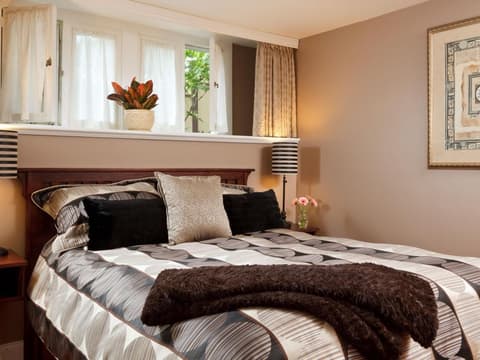 Abbeymoore Manor Bed & Breakfast Inn