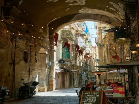 Escapada de invierno en Nápoles: comida callejera, historia y San Gregorio Armeno, tour privado