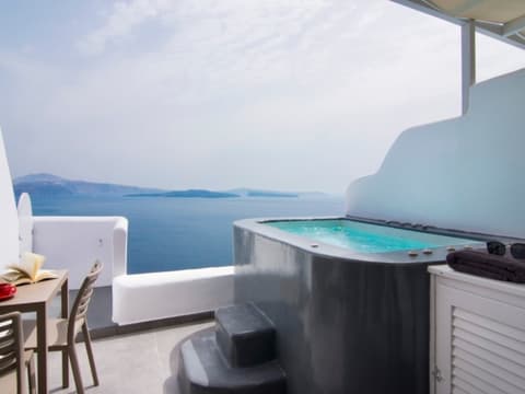 S°6 Séjour à Santorini Secret Suites & Spa : Votre Évasion de Rêve à Oia (3N/4J)