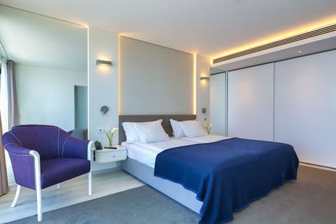 The Views Monumental, 