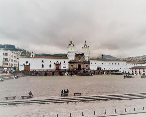 Quito, la Avenida de Los Volcanes y Baños/ 3 dias