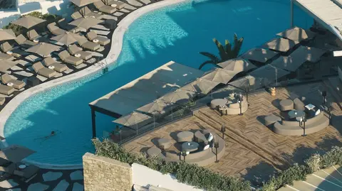 Royal Myconian, Infinity pool