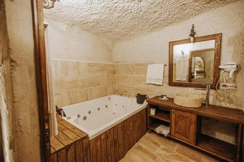 Lagania Cave Suites