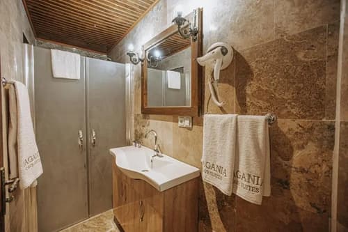 Lagania Cave Suites