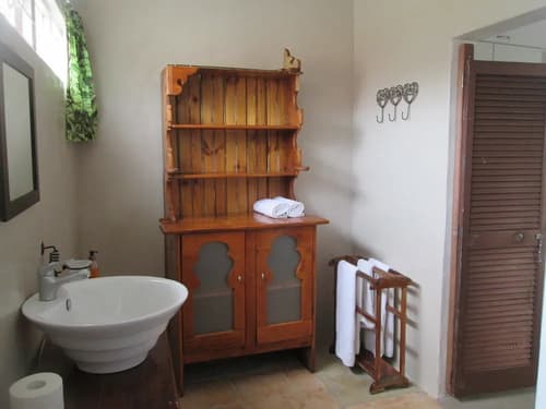 Inyathi Guest Lodge & Self Catering Chalets