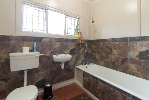 Inyathi Guest Lodge & Self Catering Chalets