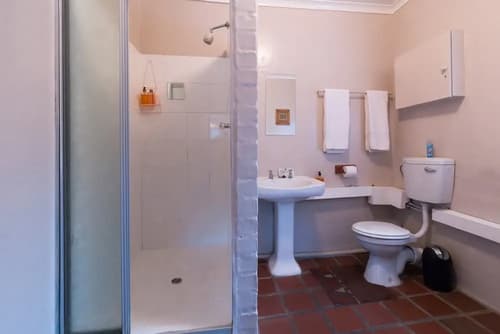 Inyathi Guest Lodge & Self Catering Chalets