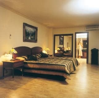 Park Plaza Suites, ROOM