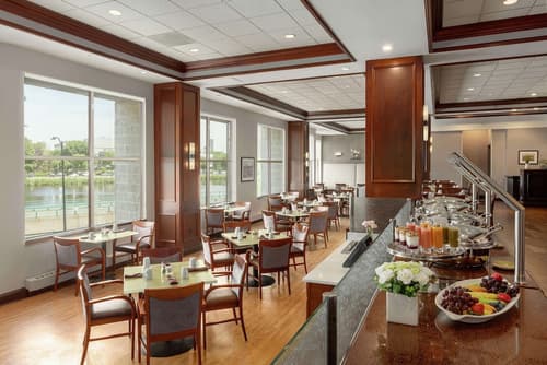 DoubleTree Suites by Hilton Hotel Boston - Cambridge