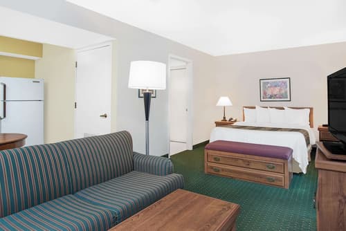 Hawthorn Extended Stay by Wyndham Green Bay, Room