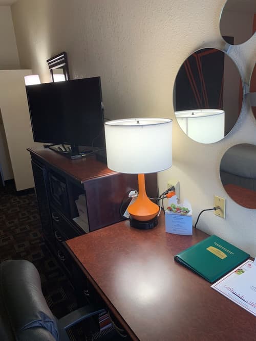 Howard Johnson by Wyndham Oklahoma City Airport/ Fairgrounds, Room