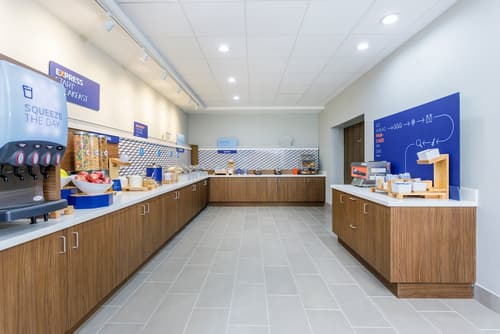 Holiday Inn Express & Suites Tampa Stadium – Airport Area by IHG, Breakfast meal