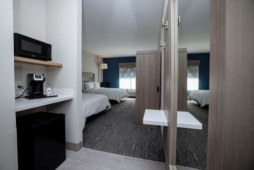 Holiday Inn Express & Suites Tampa Stadium – Airport Area by IHG, Room