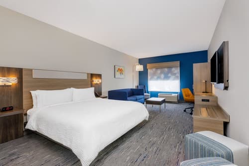 Holiday Inn Express & Suites Tampa Stadium – Airport Area by IHG