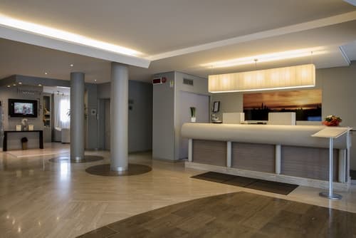 Hotel Executive, Reception