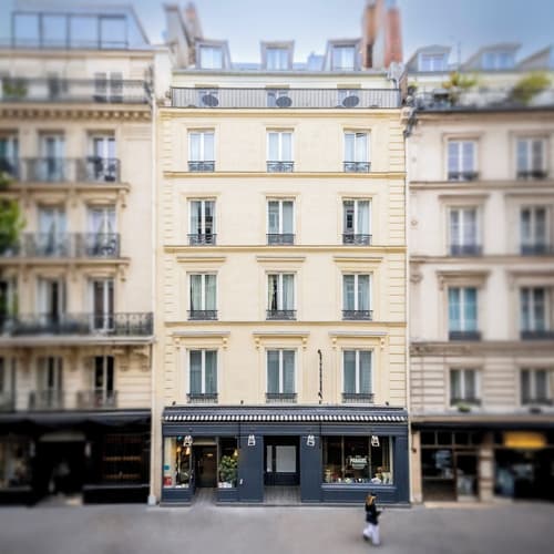 Hotel Paradis, Primary image