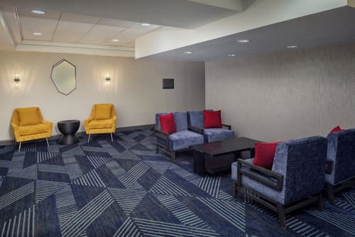 DoubleTree by Hilton Hotel & Suites Pittsburgh Downtown, Lobby sitting area