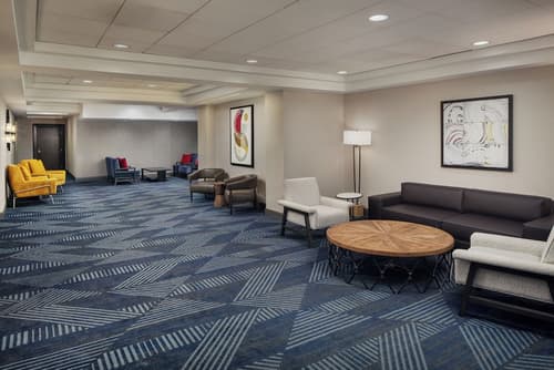 DoubleTree by Hilton Hotel & Suites Pittsburgh Downtown, Lobby sitting area