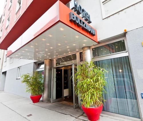 Hotel Boltzmann, Primary image