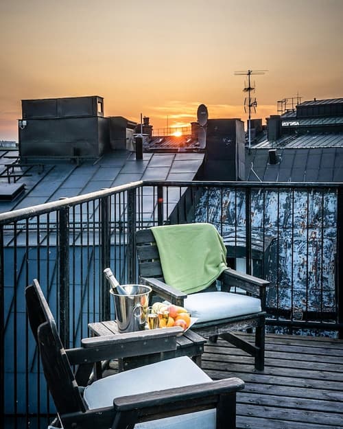 Lord Nelson Hotel, Exterior