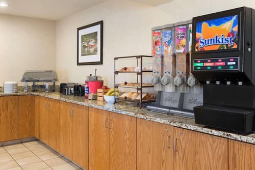 Country Inn & Suites by Radisson, Holland, MI, Breakfast area