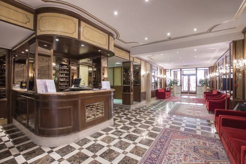 Amadeus Hotel, Interior entrance