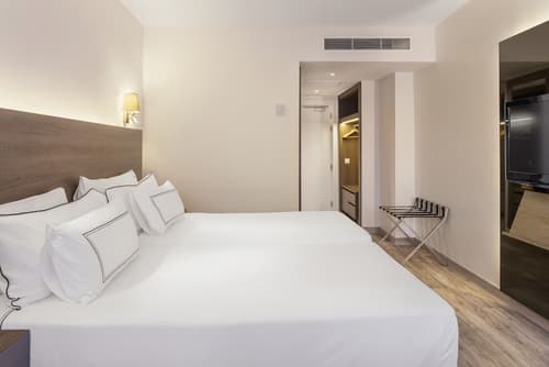 Melia Lebreros, Room