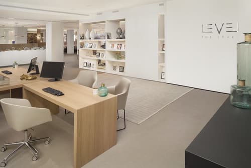 Melia Lebreros, Concierge desk