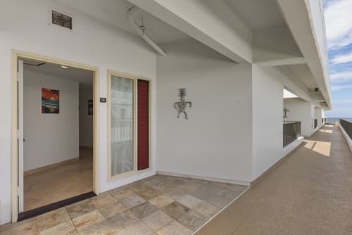 Royal Sea Cliff Kona by OUTRIGGER, Interior entrance