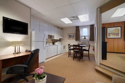 Days Inn & Suites by Wyndham Sault Ste. Marie ON, Room