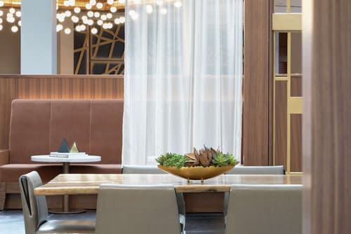 DoubleTree by Hilton Hotel Newark Airport, Lobby