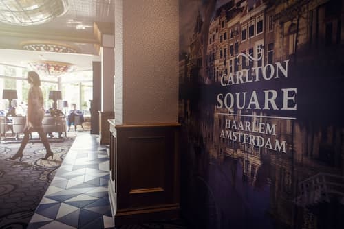 Carlton Square Hotel, Reception