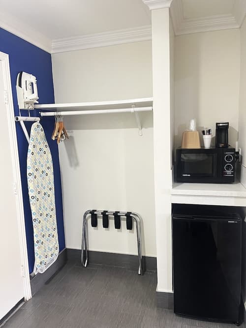 Lake Place Inn, Coffee and/or coffee maker