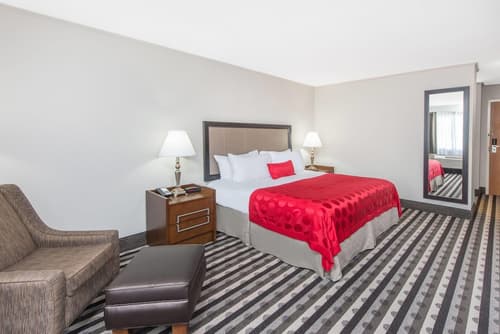 Ramada by Wyndham Springfield North, Room