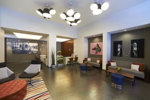 Kinzie Hotel, Lobby