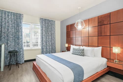 Chesterfield Hotel & Suites, Room