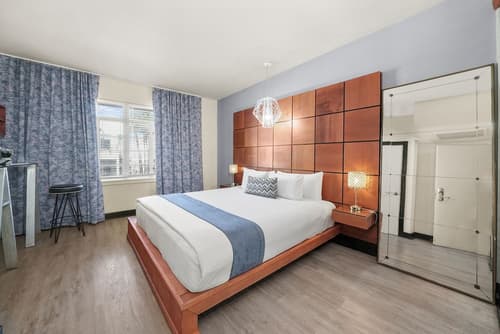 Chesterfield Hotel & Suites, Room