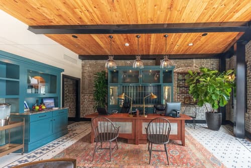 Andrew Pinckney Inn, Concierge desk