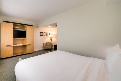 Crest Hotel Suites, Room