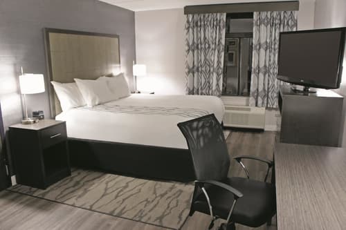 La Quinta Inn & Suites by Wyndham Raleigh Downtown North, Room