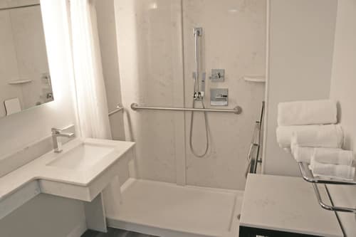 La Quinta Inn & Suites by Wyndham Raleigh Downtown North, Room