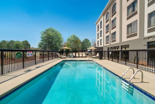 La Quinta Inn & Suites by Wyndham Raleigh Downtown North, Pool