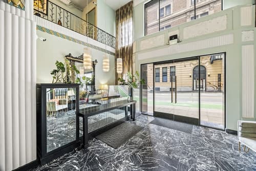 Embassy Hotel, Reception