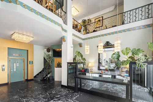 Embassy Hotel, Reception