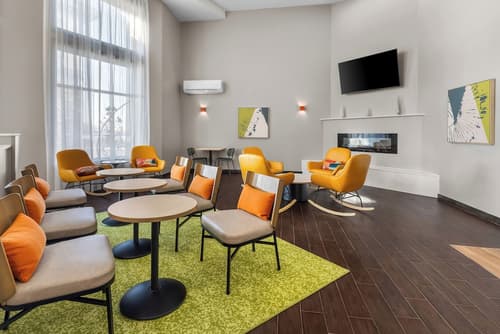 Spark by Hilton Salt Lake City Central, Lobby sitting area