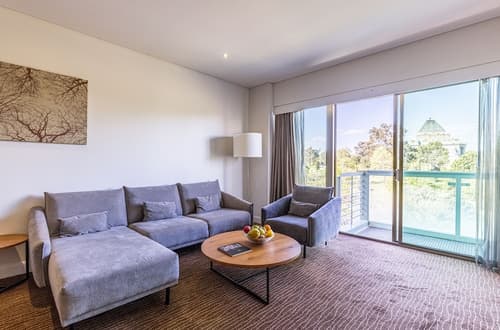 Seasons Botanic Gardens, Primary image