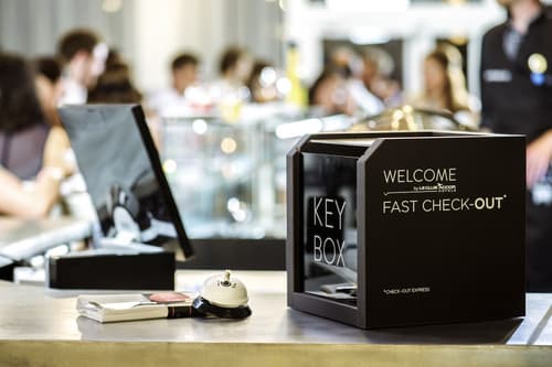 Novotel Athenes, Check-in/check-out kiosk