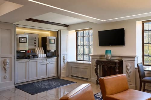 Phoenix Park Hotel, Interior entrance