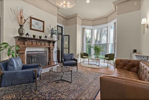 Hochelaga Inn, Lobby sitting area