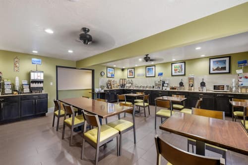 Best Western Airport Albuquerque InnSuites Hotel & Suites, Breakfast area